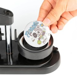 Kolmitoiminen tee-se-itse napinvalmistaja 25, 32 ja 58 millimetriä osilla ja ergonomisella kaarikahvalla