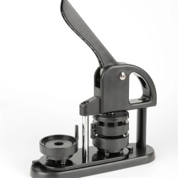 Kolmitoiminen tee-se-itse napinvalmistaja 25, 32 ja 58 millimetriä osilla ja ergonomisella kaarikahvalla