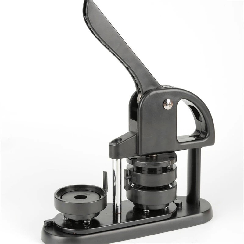 Kolmitoiminen tee-se-itse napinvalmistaja 25, 32 ja 58 millimetriä osilla ja ergonomisella kaarikahvalla