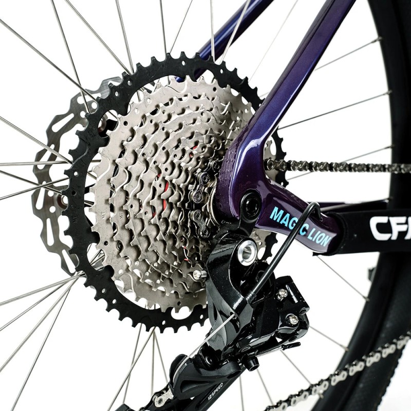 CFM 29-tuumainen hiilikuiturunko maastopyörä 12-nopeuksinen levyjarru läpiakselilla kevyt kilpaharjoituspyörä