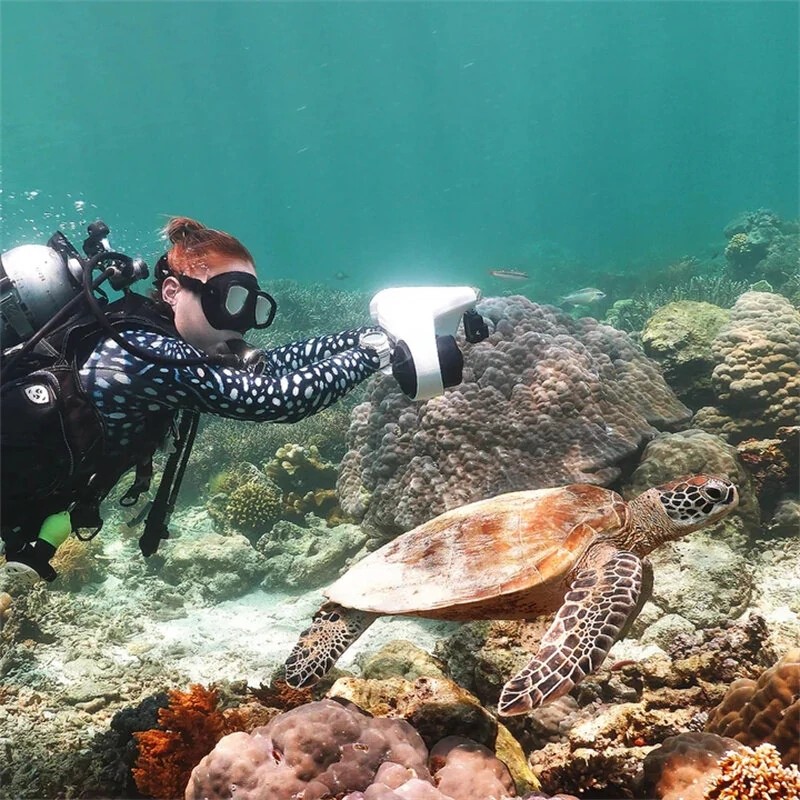 ASIWO/Hyper gogo EL-SS01 kaksimoottorinen vedenalainen skootteri OLED-näytöllä 126Wh akulla ja 40 metrin vedenkestävyydellä