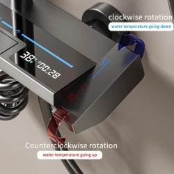 Avaruusalumiininen digitaalinen neliösuihkusetti pianopainikkeella, käsisuihkulla ja ympäristövalaistuksella