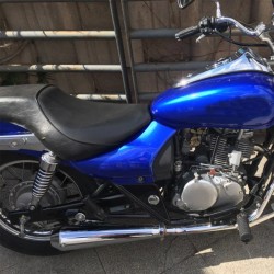 Kaksi moottoripyörän takapään universaalia hopeista pakoputkea liukukiinnikkeellä