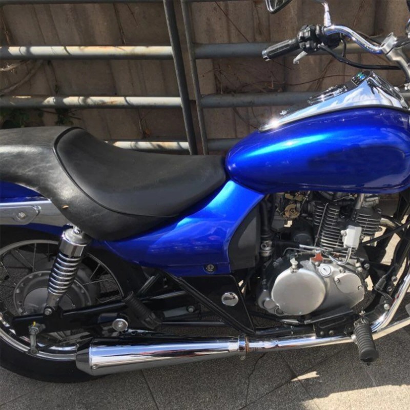 Kaksi moottoripyörän takapään universaalia hopeista pakoputkea liukukiinnikkeellä