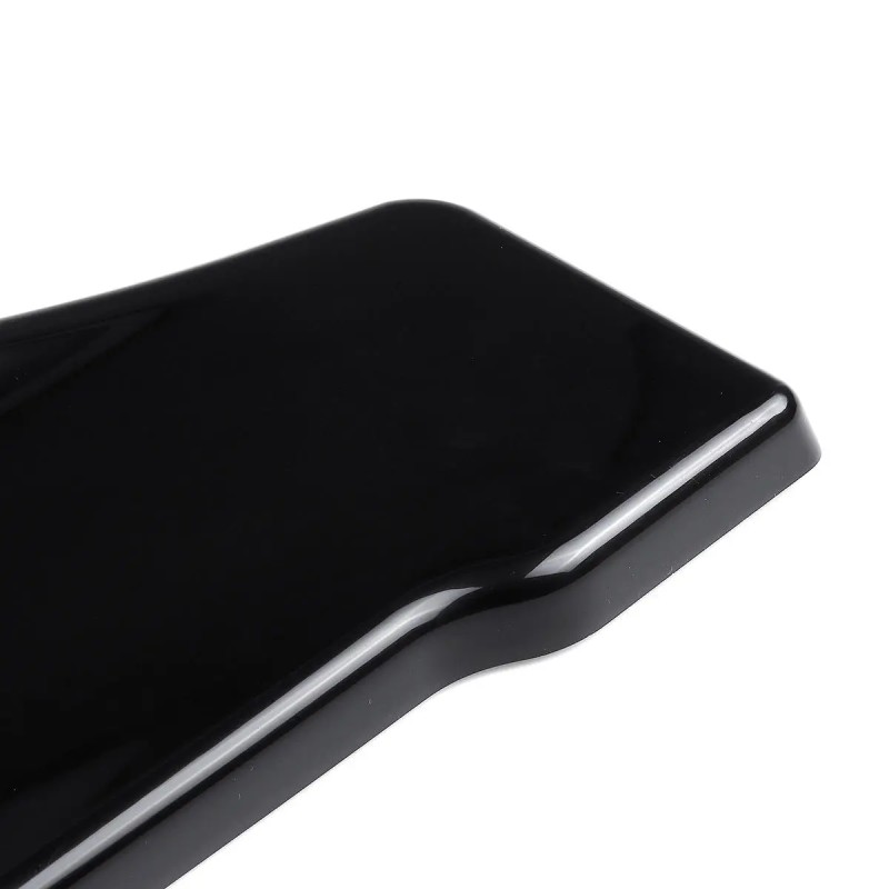 Kaksi 35 cm mustaa yleismallista jakajaa sivuhelmaan ja takapuskurin huuleen